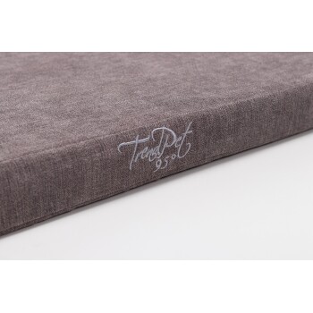 Graues Haustierbett mit einer strukturierten Oberfläche, mit dem gestickten Logo "TrendPet 95°" an der Seite.