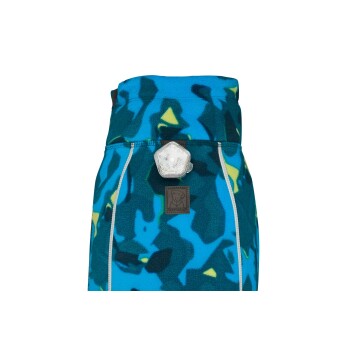 Eine bunte Hundejacke im Blau- und Grüntarnmuster mit einem reflektierenden Licht, mit einem kleinen Logo-Patch.