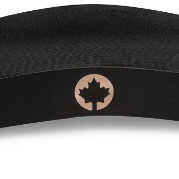 Schwarzes Haustierzubehör mit einer strukturierten Oberfläche und einem kupferfarbenen Ahornblatt-Logo.