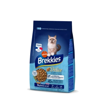 Un sac de nourriture pour chat Brekkies présentant un chat duveteux sur le devant, étiqueté 'Délice' avec 45 % de protéines animales, taille 1,35 kg.