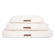 Drei gestapelte Haustierbetten in neutralem Beige mit braunen Lederetiketten, die ein einfaches und modernes Design zeigen.