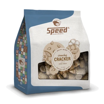 Tüte mit "Speed" knusprigen Pferdesnacks, mit einem klaren Fenster, das die Leckerlis im Inneren zeigt, mit dekorativen Elementen und Text.