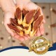 Eine Person hält eine Handvoll Hundeleckerlis in Form von kleinen Knochen, mit einem goldenen Abzeichen, das "15 Jahre" und "Beste Qualität" besagt.