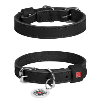 Zwarte leren hondenhalsband vanuit twee hoeken getoond met metalen gesp, ronde QR-tag gelabeld "SCAN ME" en rood 'WAU DOG'-label.