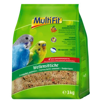Een zak van 3 kg MultiFit parkietvoer met twee kleurrijke parkieten en tekst over natuurlijke ingrediënten, vitamines en mineralen.