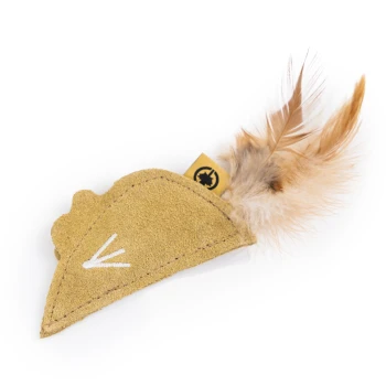 Ein kleines, gelbes Wildleder-Katzenspielzeug in Form eines Tacos, mit einem weißen gestickten Design und einer flauschigen Feder.