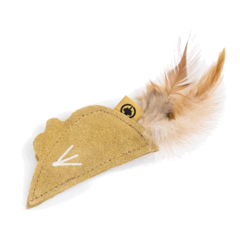 Ein kleines, gelbes Wildleder-Katzenspielzeug in Form eines Tacos, mit einem weißen gestickten Design und einer flauschigen Feder.
