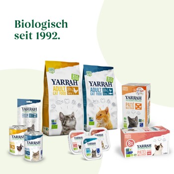 Yarrah Bio-Katzenfutterprodukte ausgestellt, einschließlich Trockenfutterbeuteln, Dosenfutter und Mehrfachpackungen, mit dem Text "Biologisch seit 1992".
