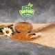 Eine Holzschüssel mit goldbraunen Samen auf Jute, mit einer Schaufel, einer Blume, einem Zimtstock und dem Logo "LYRA NATURE POWER" darüber.