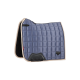 Ein marineblauer Pferdesattel mit einem gesteppten Design, mit einem beigen Rand und schwarzen Lederakzenten, beschriftet 'LeMieux Loire.'