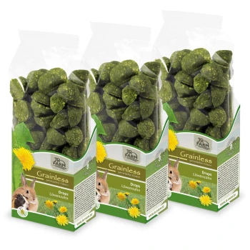 Drei transparente Beutel mit JR Farm grainless Löwenzahn Drops für Haustiere, mit grünen, ovalen Leckerlis und Bildern eines Kaninchens und eines Meerschweinchens.