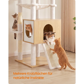 Holz-Kratzbaum mit vier Katzen, die Plattformen und Kratzmatten nutzen; Text: 'Mehrere Kratzflächen für natürliche Instinkte'