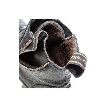 Nahaufnahme des Innenraums eines schwarzen Lederstiefels, der ein weiches braunes Futter und ein Reißverschlussdetail zeigt, mit einem Etikett, das "Navy" beschriftet ist.