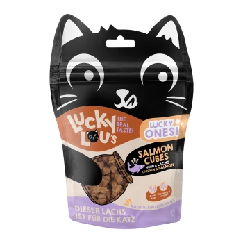 Eine schwarzkatzenförmige Verpackung für 'Lucky Lou's Salmon Cubes' Haustierleckerlis, mit dem Text 'DER ECHTE GESCHMACK!' und 'Getreidefrei, ohne Zuckerzusatz.'