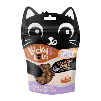 Eine schwarzkatzenförmige Verpackung für 'Lucky Lou's Salmon Cubes' Haustierleckerlis, mit dem Text 'DER ECHTE GESCHMACK!' und 'Getreidefrei, ohne Zuckerzusatz.'