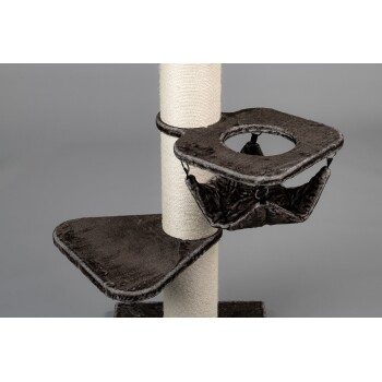 Ein plüschiger Katzenbaum mit einem beigen Kratzbaum und dunklen grauen Stoffplattformen, einschließlich einer hängenden Hängematte mit einer runden Öffnung.