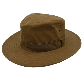 Brauner breitkrempiger Outdoor-Hut mit gestepptem Band und Belüftungsösen, isoliert auf weißem Hintergrund.