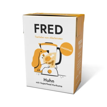 Kartons von FRED-Hundefutter mit einem Cartoon-Hund und einem Mixer, beschriftet mit "Huhn mit Superfood Kurkuma" und "SMOOTHIE."