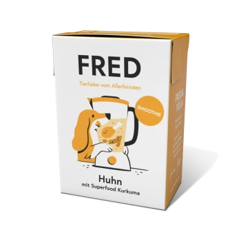 Kartons von FRED-Hundefutter mit einem Cartoon-Hund und einem Mixer, beschriftet mit "Huhn mit Superfood Kurkuma" und "SMOOTHIE."