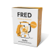 Kartons von FRED-Hundefutter mit einem Cartoon-Hund und einem Mixer, beschriftet mit "Huhn mit Superfood Kurkuma" und "SMOOTHIE."