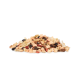 Ein bunter Haufen gemischter Tierleckereien, mit kleinen Stücken getrockneter Früchte und Gemüse, vor einem weißen Hintergrund.
