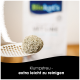 Eine Hand hält eine Schaufel mit klumpendem Katzenstreu, im Hintergrund eine verschwommene Tüte mit dem Text "Klumpstreu - extra leicht zu reinigen."