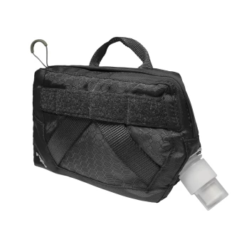 RSG Trinkflasche für Hunde schwarz Schwarze Haustierzubehör-Tasche mit strukturiertem hexagonalem Muster, mit einem Griff, Klettverschluss und einer kleinen angehängten Flasche.