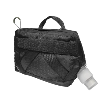 Schwarze Haustierzubehör-Tasche mit strukturiertem hexagonalem Muster, mit einem Griff, Klettverschluss und einer kleinen angehängten Flasche.