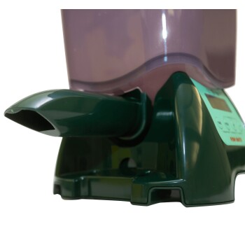 Automatischer Haustierfutterspender mit einem transparenten lila Futterbehälter und einer grünen Basis, ausgestattet mit einem digitalen Bedienfeld.