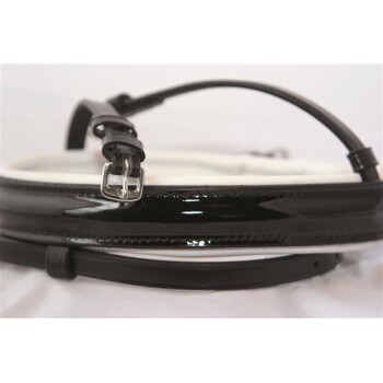 Eine Nahaufnahme eines glänzenden schwarzen Haustierhalsbands mit einer silbernen Schnalle, das auf einer weißen Oberfläche liegt.