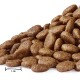 Nahaufnahme eines Haufens brauner Haustierfutter-Kibble, geformt wie kleine ovale Stücke, mit einer Skala, die 1 cm anzeigt.