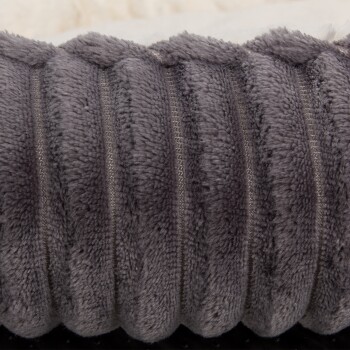 Nahaufnahme eines weichen, grauen Haustierbettes mit plüschiger, gerippter Textur, entworfen für Komfort und Entspannung für Haustiere.