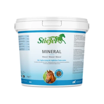 Weißer Eimer mit der Aufschrift "Stiefel MINERAL" und einem Pferdebild, das angibt, dass er Mineralien mit Vitaminen und Spurenelementen enthält.
