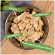 Schüssel mit Haustierfutter mit Fleischstücken, gekennzeichnet mit "fettarm", "hochwertiges Protein", "getreidefrei" und "keine Geschmacksverstärker."