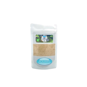 AQUARIS Teichfutterverpackung mit einer klaren Vorderseite, die ein hellbraunes Pulver im Inneren zeigt, mit einem Etikett, das angibt, dass es für 1000 Liter geeignet ist.