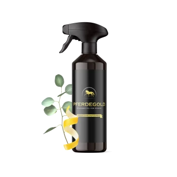 Schwarze Sprühflasche mit der Aufschrift "PFERDEGOLD. Pflegemittel für Pferde" und dem Text "INSEKTENSCHUTZSPRAY", umgeben von Eukalyptusblättern und einem gelben Band.