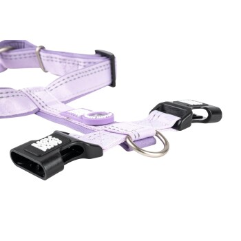 Hellviolettes verstellbares Hundegeschirr mit schwarzen Kunststoffschnallen und Metall-D-Ring, mit "Wag Wear" Aufdruck auf der Schnalle.