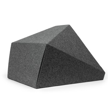 Ein modernes, geometrisches Haustierbett aus dunkelgrauem Filz, geformt wie eine Pyramide, entworfen für Komfort und Stil.