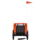 Oranger Haustieranhänger mit einem schwarzen Rücksack, einer Flagge auf einem Stock und einer angehängten Leine, entworfen zum Transport von Haustieren.