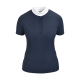 Navyblaues Poloshirt mit kurzen Ärmeln, einem weißen perforierten Kragen und einer geknöpften Leiste.