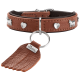 Braunes Lederhalsband mit silbernem Herz- und Hundnietenbesatz, O-Ring und Lederquastenanhänger mit Prägung 'HUNTER'.