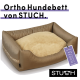 Orthopädisches Hundebett von STUCH, mit einem weichen beigen Kissen und einem Etikett mit der Aufschrift 'PETA Approved Vegan'.