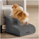Pomeranian auf einer grauen strukturierten Haustierrampe neben dem Sofa, Produktetikett 'Feandrea'.