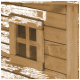 Kąt drewnianego domku dla zwierząt z małym kwadratowym oknem, prezentujący naturalne wykończenie drewna i prosty design.