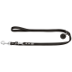 Schwarze Hundeleine mit einem stabilen Metallclip und einem runden Anhänger mit einem Hundesilhouette, die ein elegantes Design zeigt.