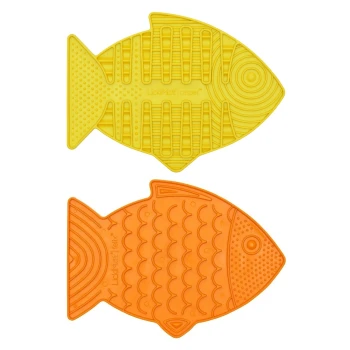 Zwei fischförmige Leckmatten in leuchtendem Gelb und Orange, die für Haustiere entworfen wurden, mit strukturierten Oberflächen für ansprechende Leckaktivitäten.