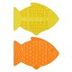 Zwei fischförmige Leckmatten in leuchtendem Gelb und Orange, die für Haustiere entworfen wurden, mit strukturierten Oberflächen für ansprechende Leckaktivitäten.