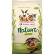 500g Beutel Versele-Laga Nature Snack für kleine Haustiere, mit Illustrationen eines Kaninchens, Meerschweinchens, Hamsters und Chinchillas.