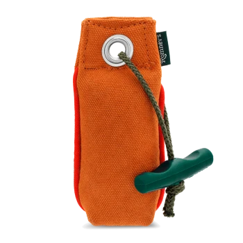 Oranger Canvas-Hundetrainingsdummy mit grünem Seil und Griff, beschriftet mit "Yommy's" auf einem kleinen Etikett.