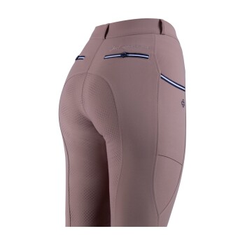 Nahaufnahme von beigen Reitleggings mit einem strukturierten Design, gesticktem Logo und kontrastierenden marineblauen Streifen an den Taschen.
